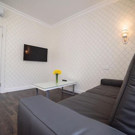 Asao-Apartments Walking Center Zone Лвив Стая снимка
